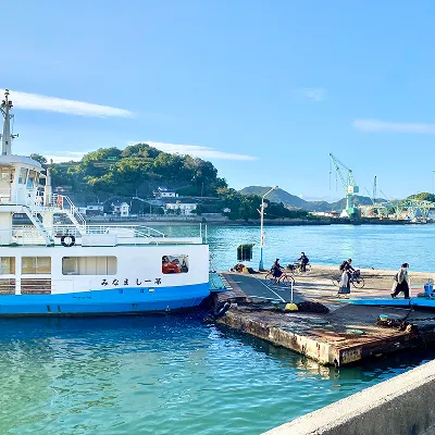 写真:海辺にフェリーが止まっています