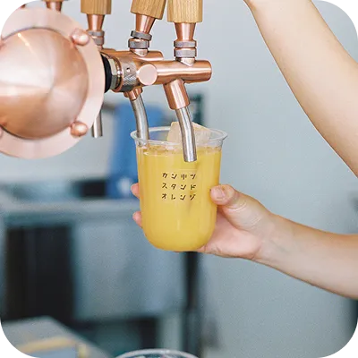 写真:オレンジジュースを注いでいます