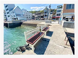 写真:海辺にベンチが写っています