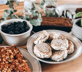 写真:お皿の上にクッキーや焼き菓子がのっています