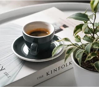 写真:本と珈琲と植物