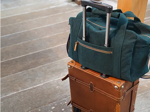 写真:街を見下ろしています。天寧寺 海雲塔や、たくさんの家や、海と山が写っています。
