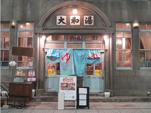 写真:街を見下ろしています。天寧寺 海雲塔や、たくさんの家や、海と山が写っています。