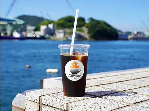 写真:街を見下ろしています。天寧寺 海雲塔や、たくさんの家や、海と山が写っています。